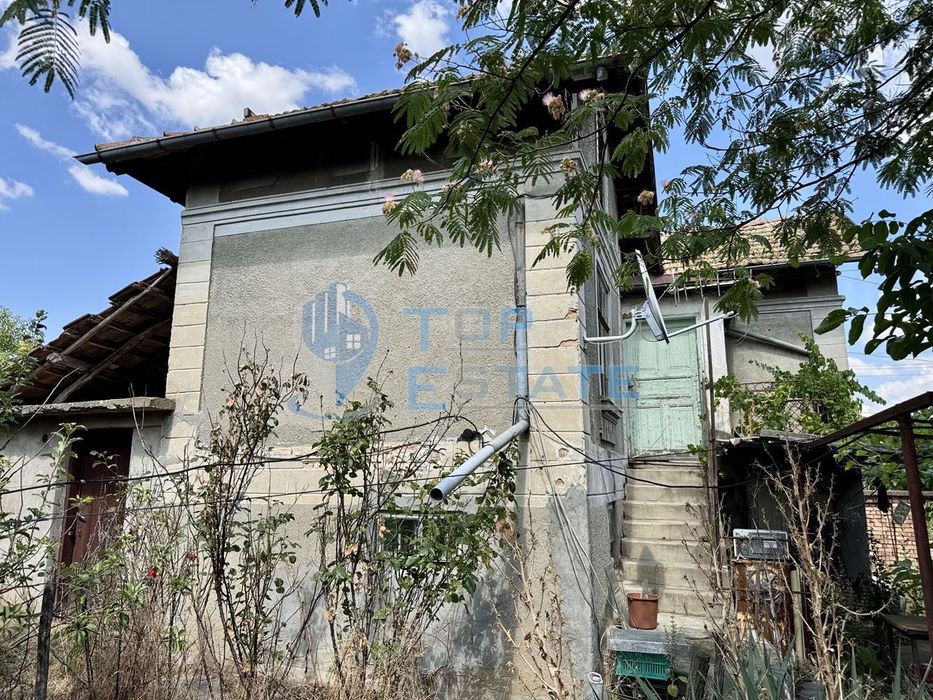 Двуетажна тухлена къща с кладенец и голям двор в село Александрово, о