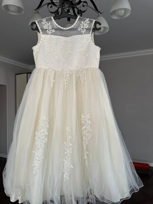 Нарядное белое платье для девочек
