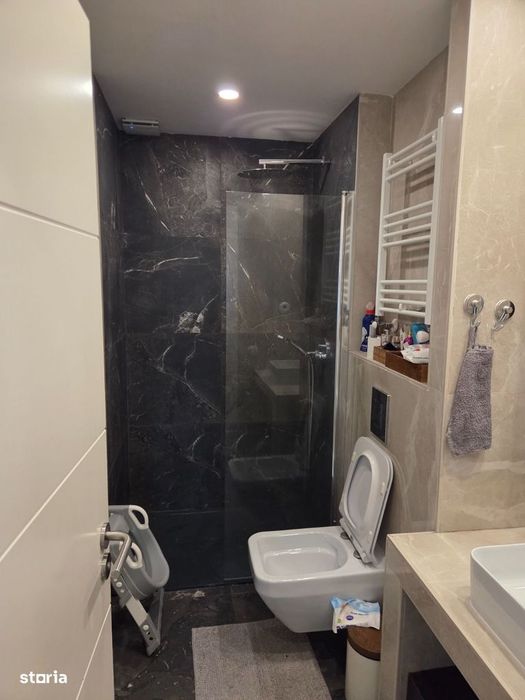 Apartament cu 4 camere si curte privata exclusiva