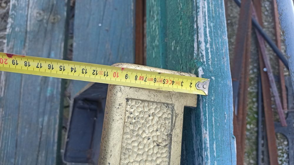 Masca semineu din fonta