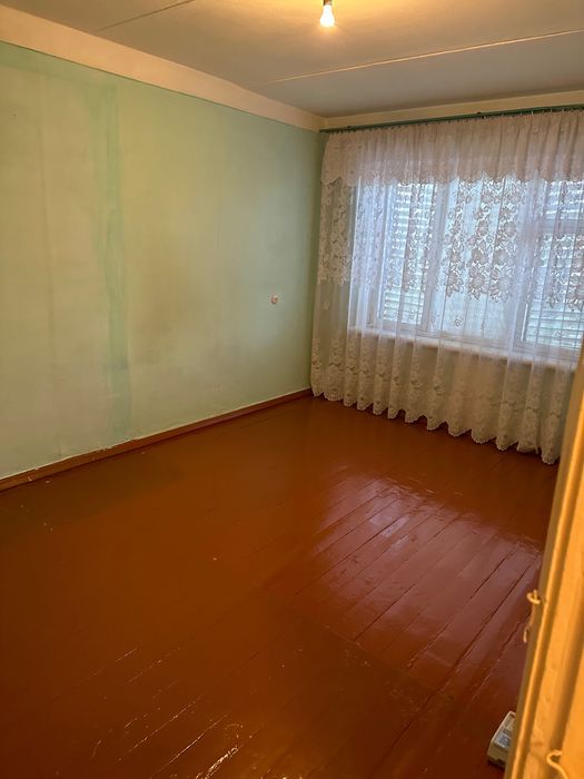 Продается трехкомнатная квартира на третьем этаже в кирпичном доме.