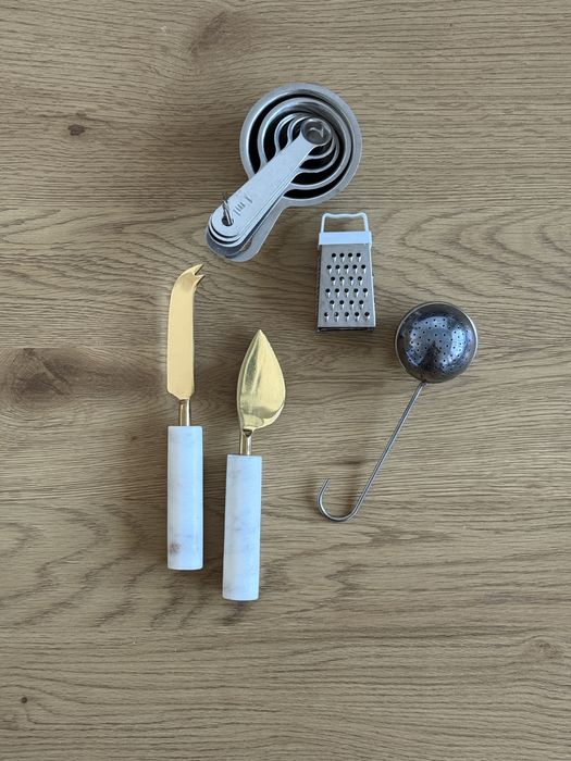 Кутии за храна, термо чаша, ножове за сирена, мерителни лъжички, ренде