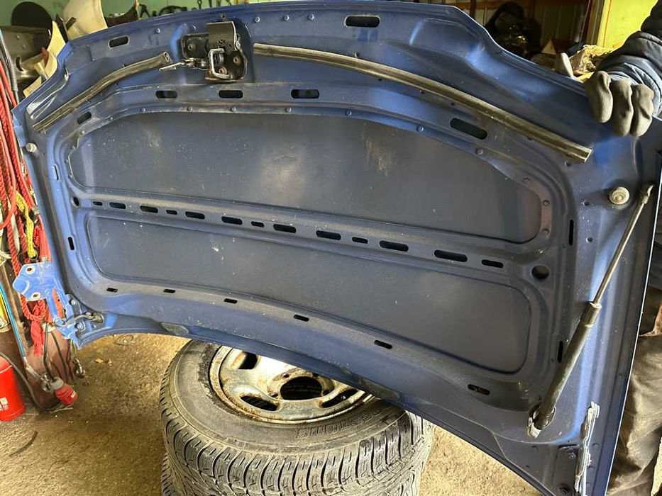 Капот Volkswagen Caddy (Фольксваген Кадди), оригинал из Европы.