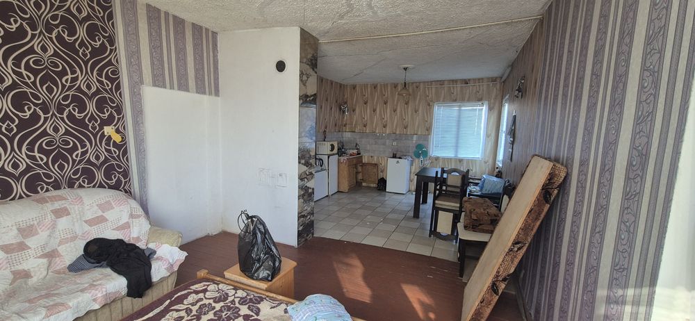 Къща с гараж и допълнителна постройка