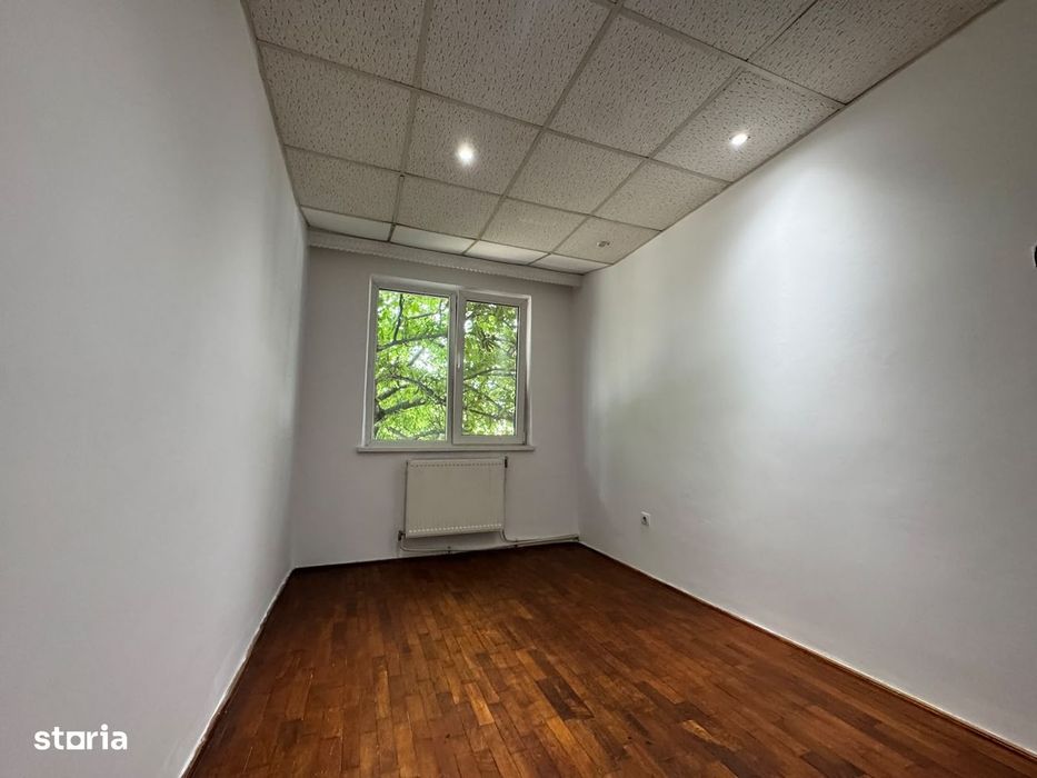 Bacău, apartament cu 3 camere, etaj 2/4, cu centrala, semicentral