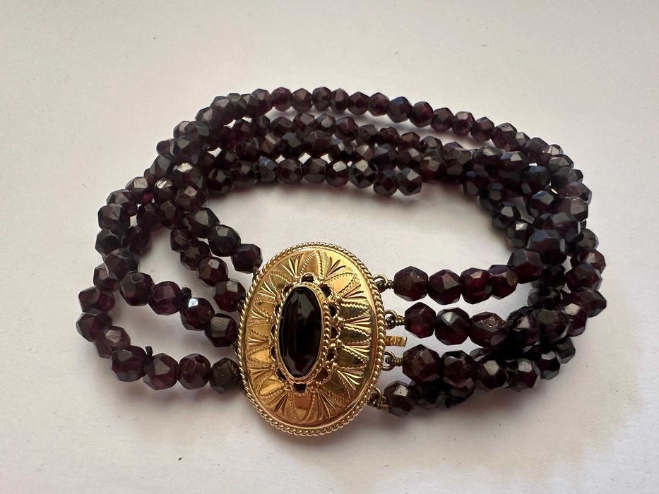 Brățară cu trei rânduri de granate beads, cu închizătoare din aur