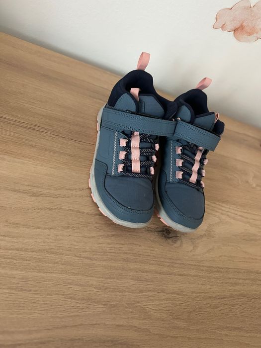 Papuci impermeabili drumeție purtați o data