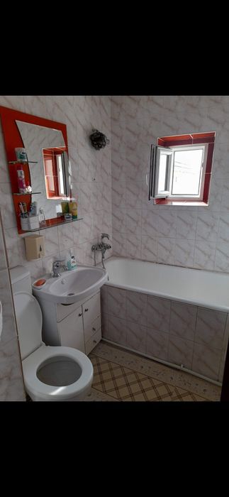 Vind apartament cu 2 camere decomandat