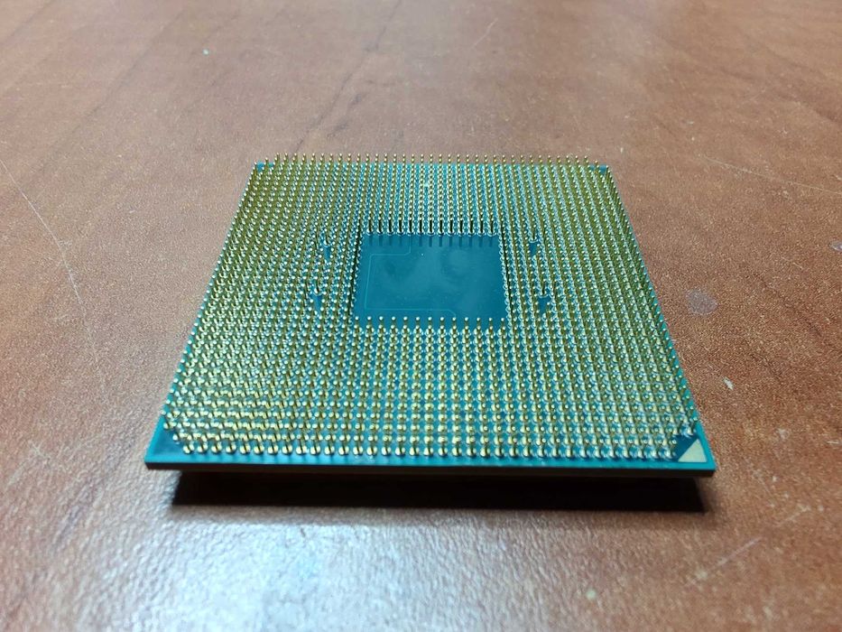 Procesor AMD Ryzen 3 3200G Tray YD3200C5M4MFH