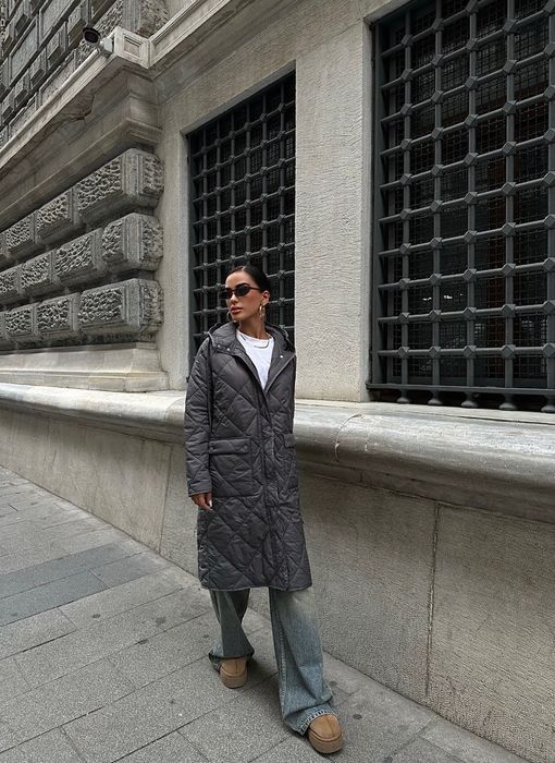 Дълго капитонирано яке налично в размерM и XL