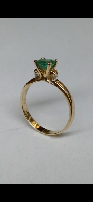 Златен пръстен с изумруд и диаманти