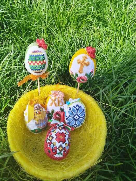 Ръчно бродирани яйца от стериопор.