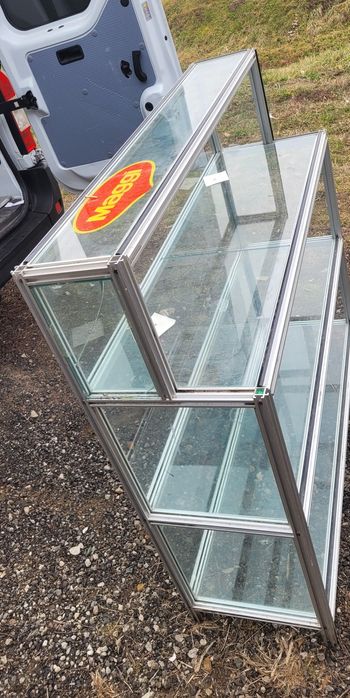 Vând vitrina sticlă