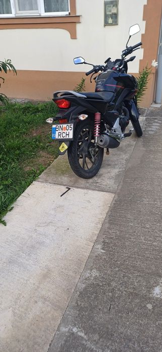 Vând motocicleta Honda CB125