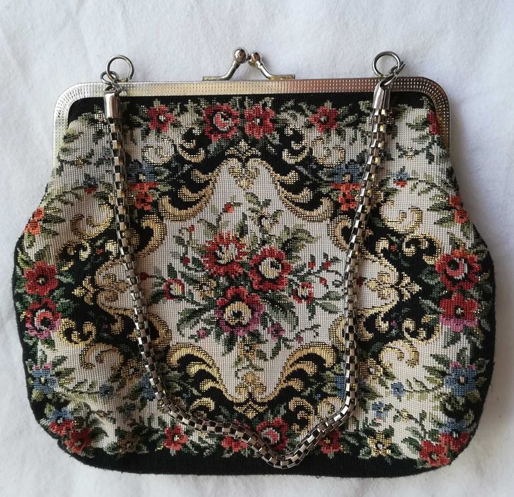 Дамска чантичка с дръжка-верижка