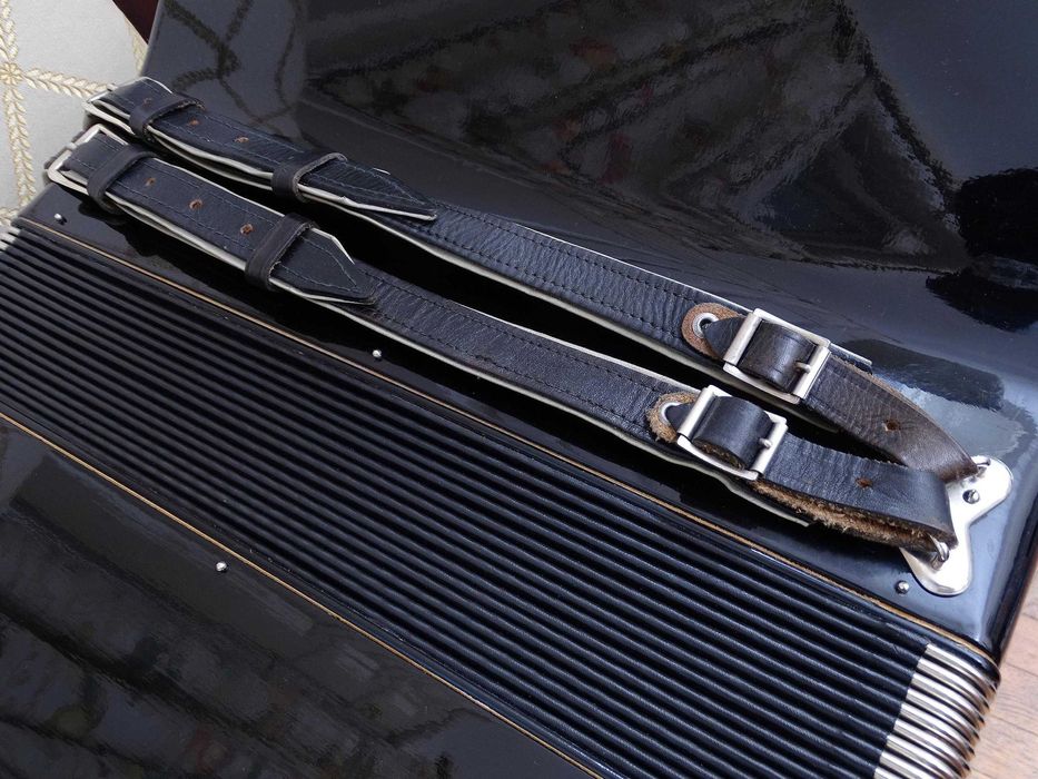 Много запазен стар акордеон Велтмайстер 60 баса