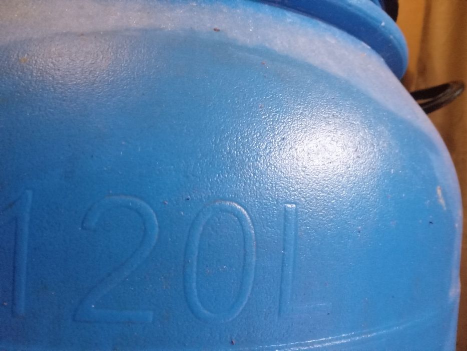 Продам бачок на 120 л.