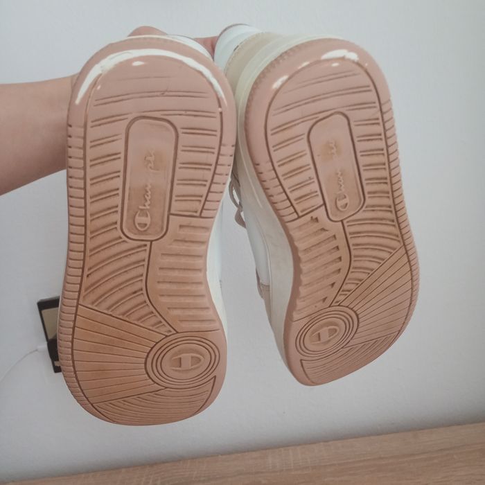 Продавам дамски маратонки Champion,
Използвани са окол