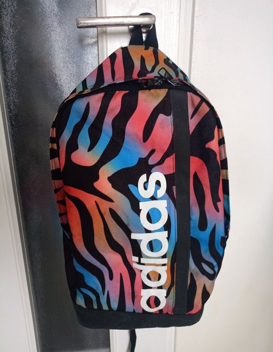 Vând rucsac sport Adidas produs de calitate, original,urme de folosire