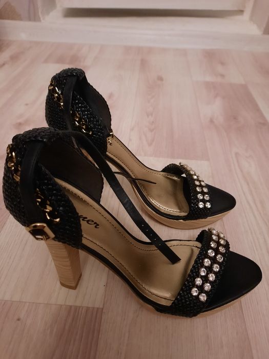 Продам туфли босоножки новые