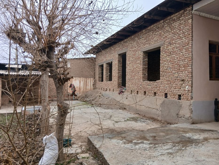 Sherobod shaxrida park yonida  9 sotx uy sotiladi