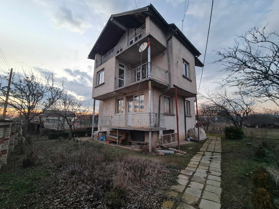 Къща с двор с. Неделево