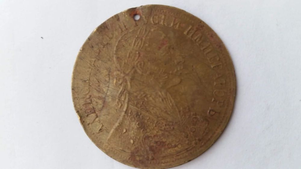 Продавам малка колекция от монети и пендари