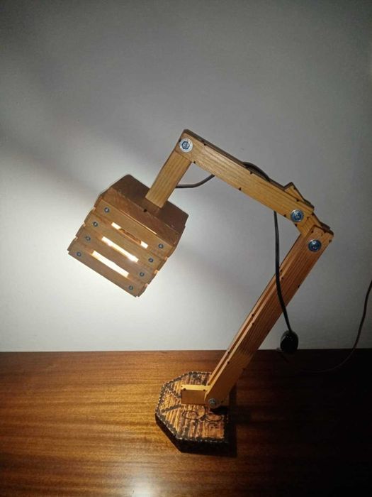 Настолна лампа от дърво