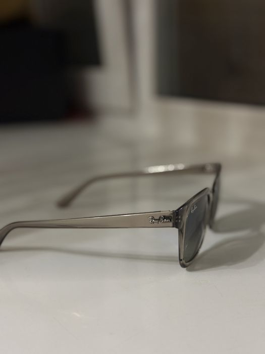 Оригинальные солнцезащитные очки Ray-Ban.