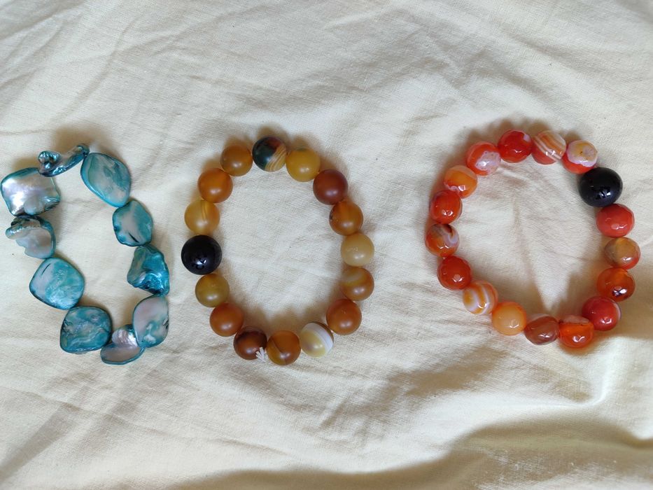 Три гривни от естествени материали