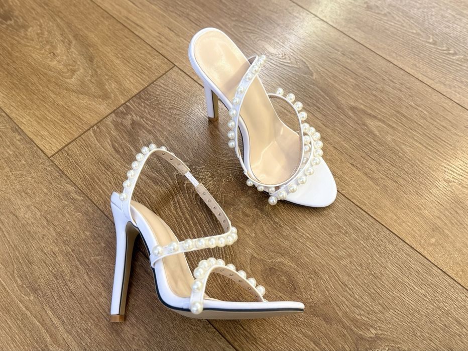 Бели обувки на ток