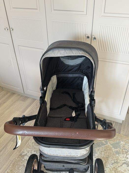 Коляска с люлькой