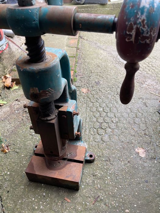 Presă metalică fără matrice