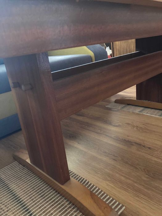 Холна маса масивна и здрава. 120 лв.