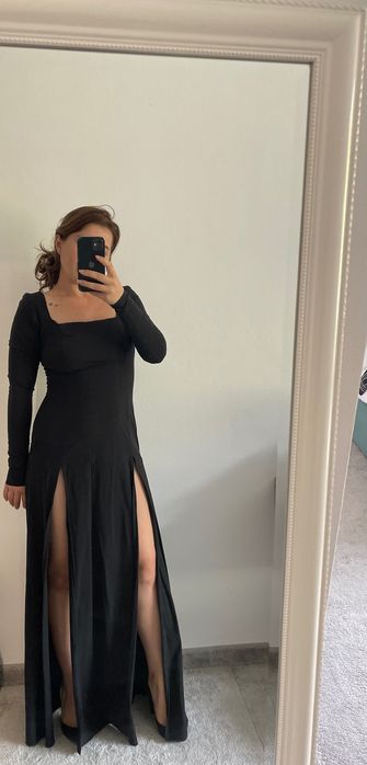 Rochie lungă cu două crăpături pe picior