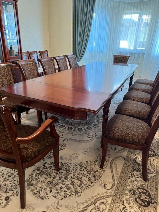 Стол и стулья