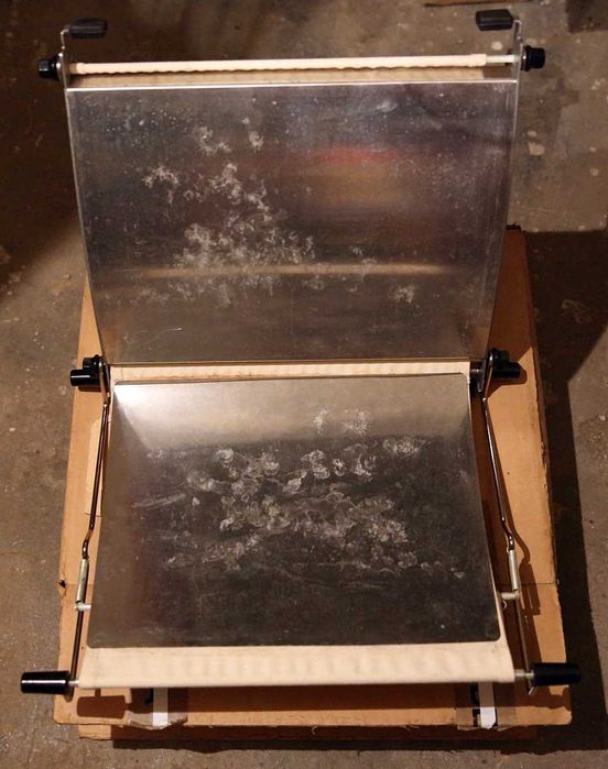 Продавам много запазени фотографски ванички и сушилня