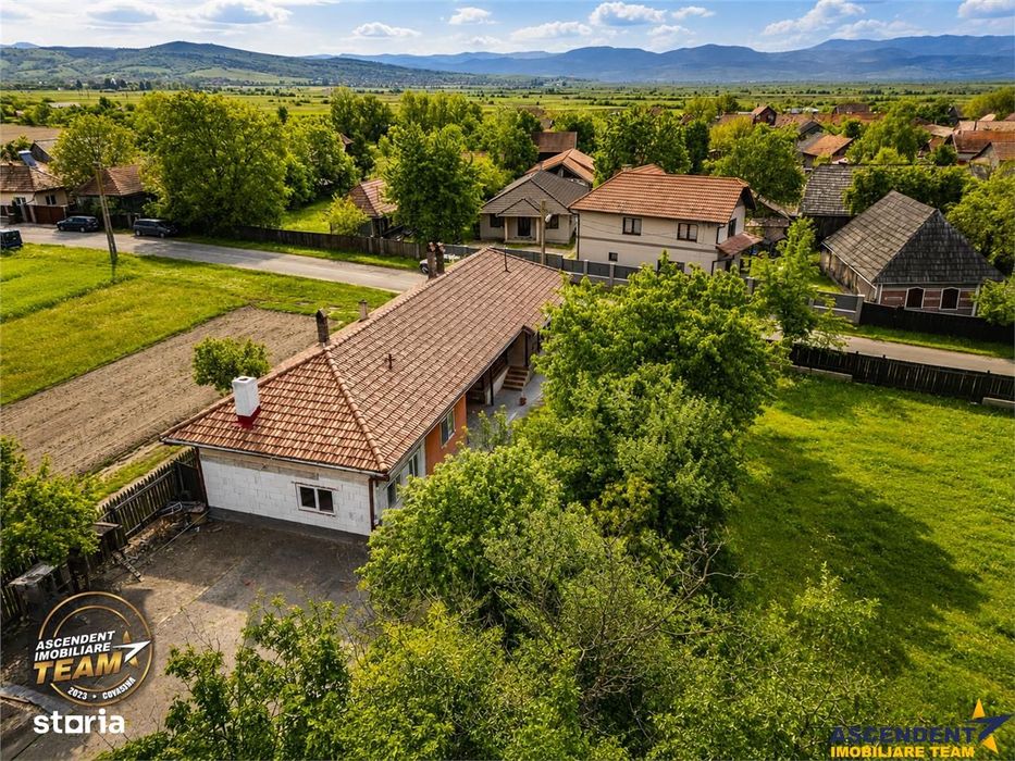 1.200mp teren si casa cu gradina inflorata, aproape de Targu Secuiesc: