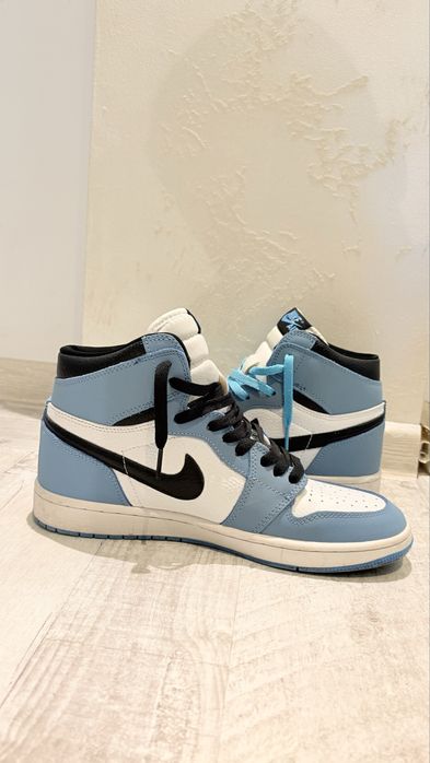 Nike Air Jordan 1 University Blue