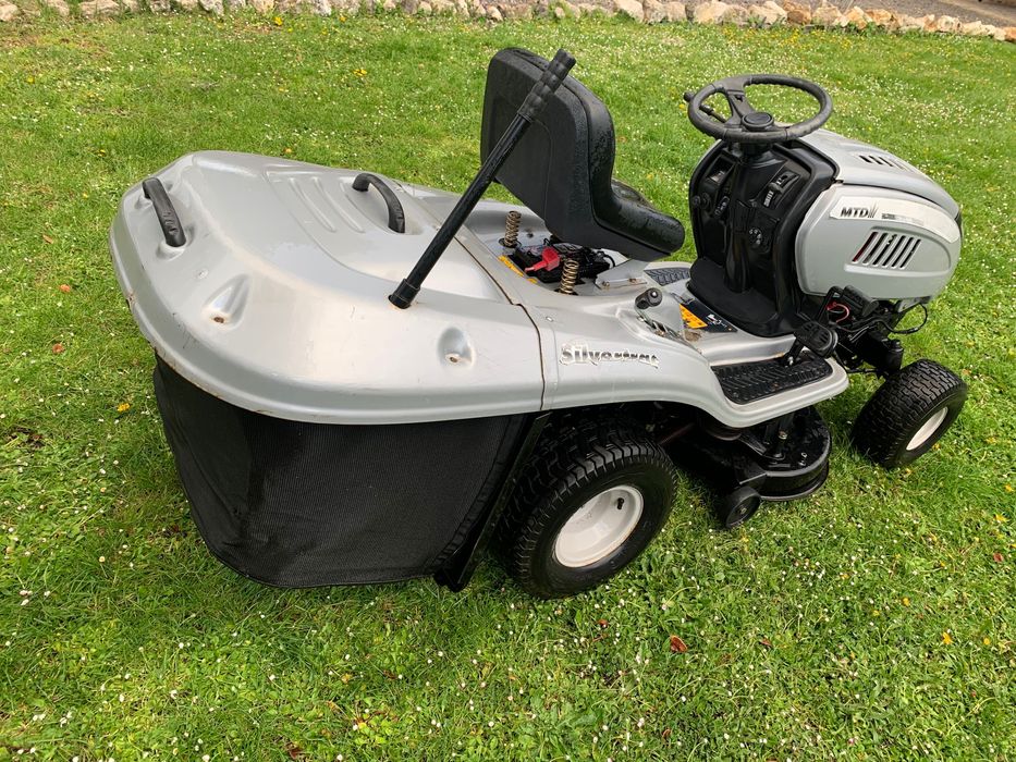 Tractoraș de tuns gazon