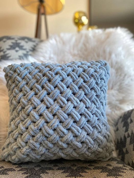 Декоративная вязаная подушка 35×35 см