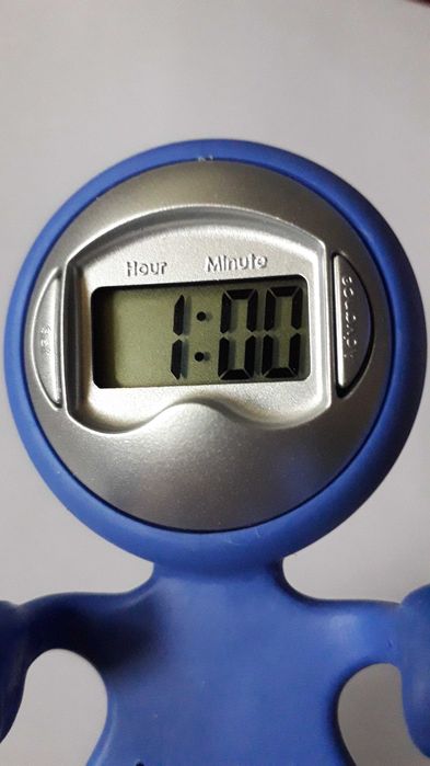 човече часовник детски поставка за химикалка и бележки