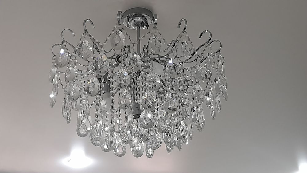 Продам люстру в гостинную