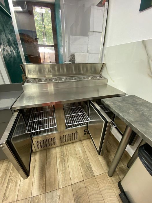 Masă frigorifică profesională Hendi 380L cu vitrină ingrediente – inox, aproape nouă, factură