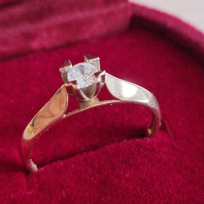 Продам золотое кольцо 585