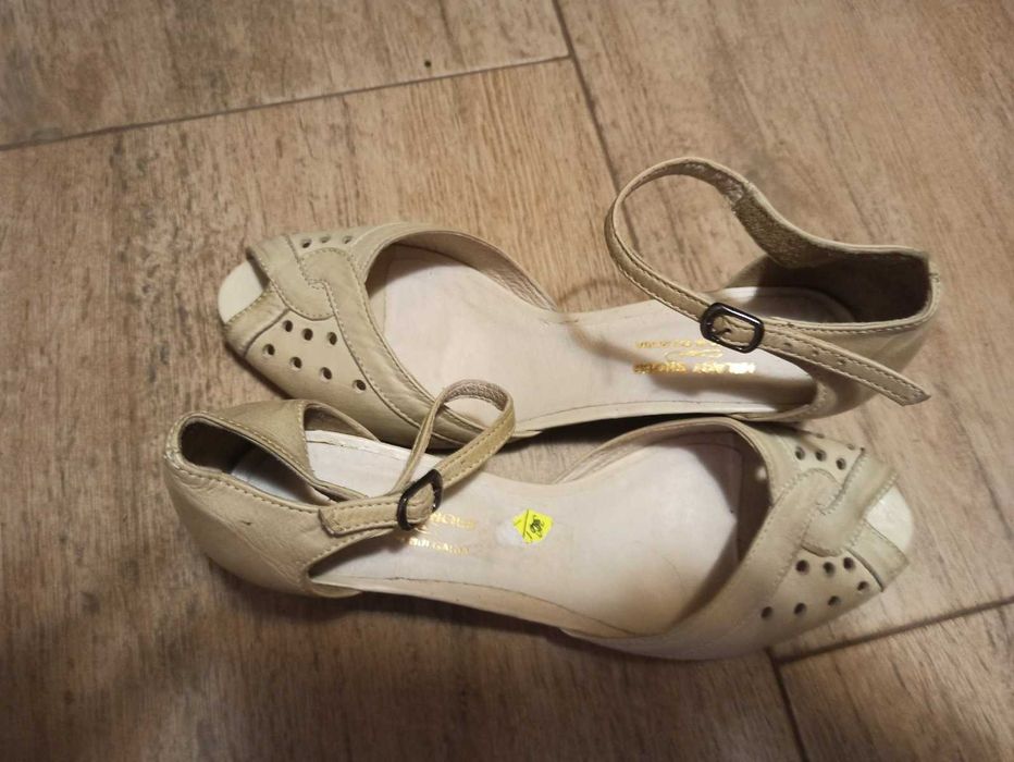 Бежови дамски сандали НОВИ