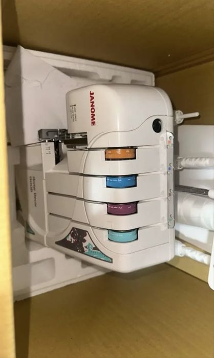 Оверлок Janome HomeDecor 1300D белый