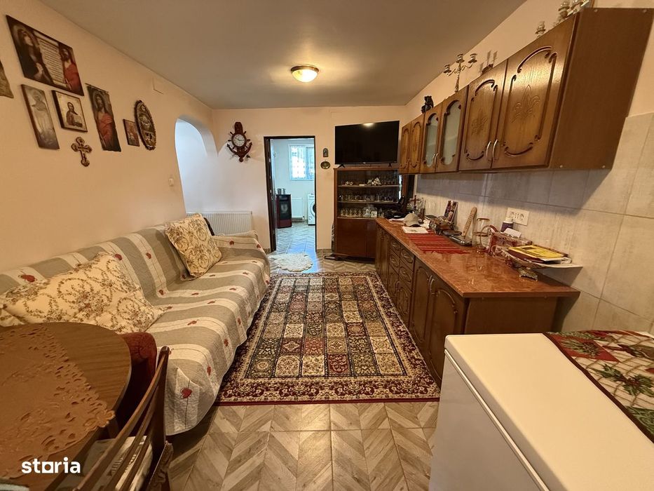 2 Case + teren 1390 mp langa parcul central Provita de Sus