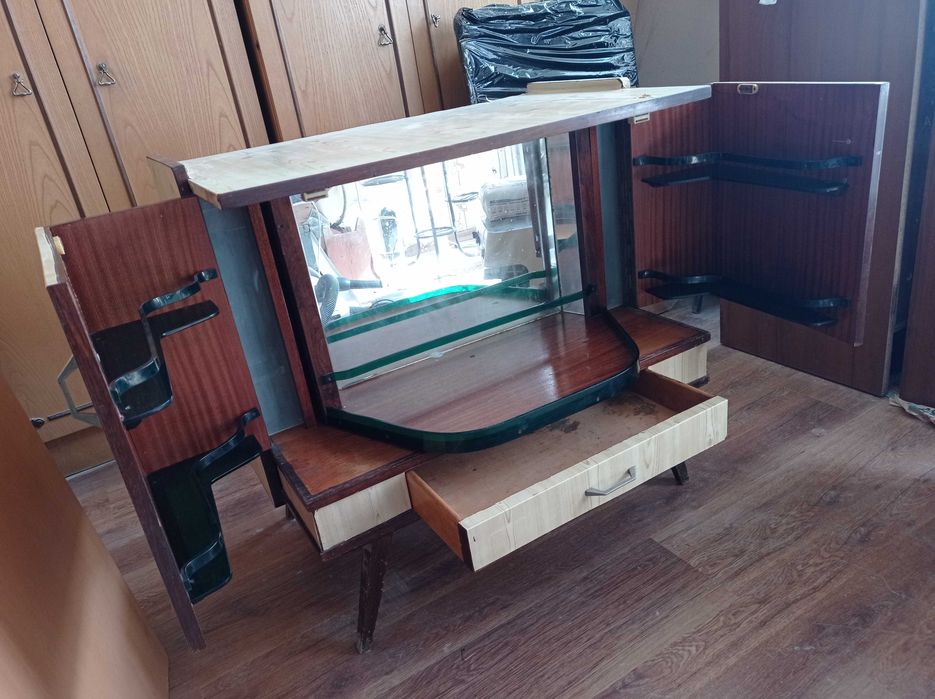 Шкаф ретро с въртяща вътрешна част с огледало