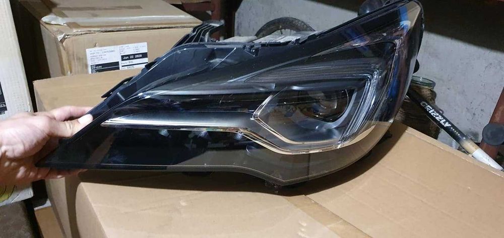 Продавам оригинален матричен LED фар за Opel Astra K.